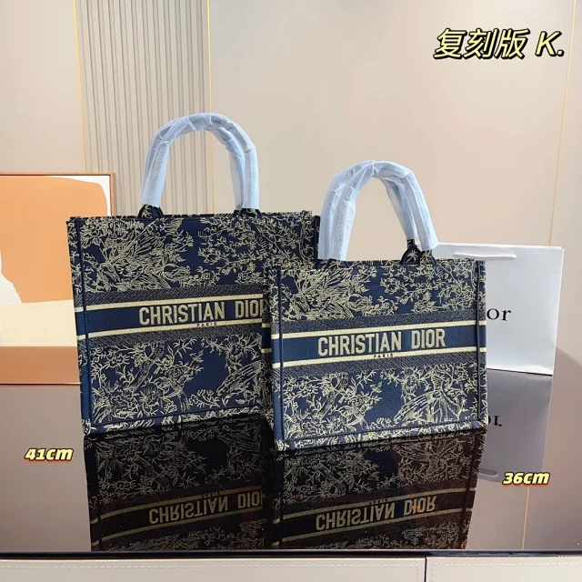Dior Handbags Embroidered floral tote bag product detail image 13