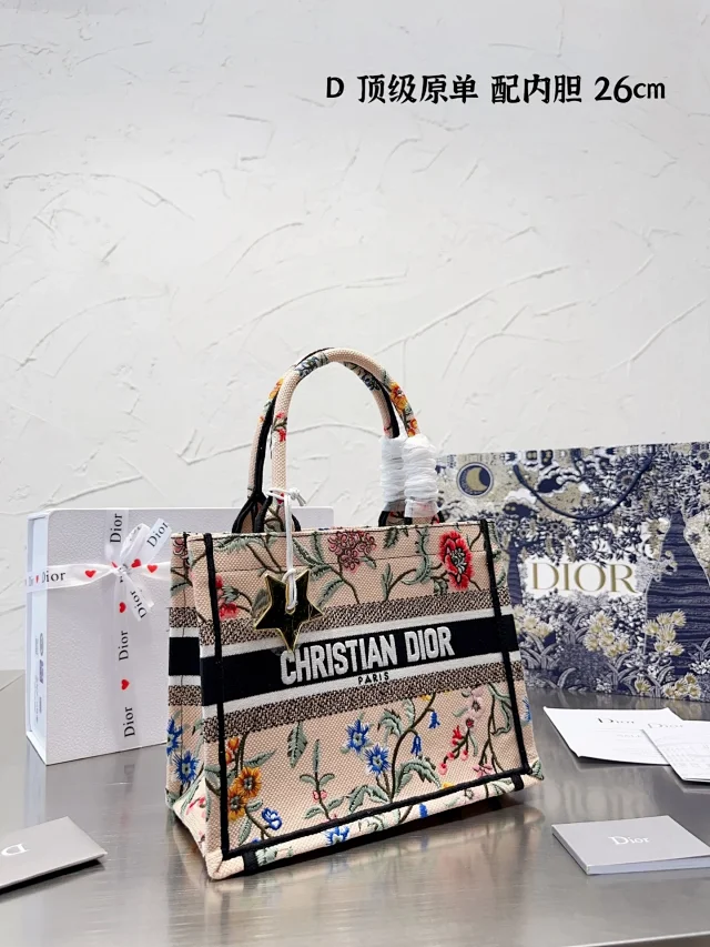Dior Handbags Embroidered floral tote bag product detail image 2