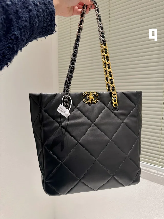 Chanel Shoulder Bags Quilted chain-strap product detail image 1