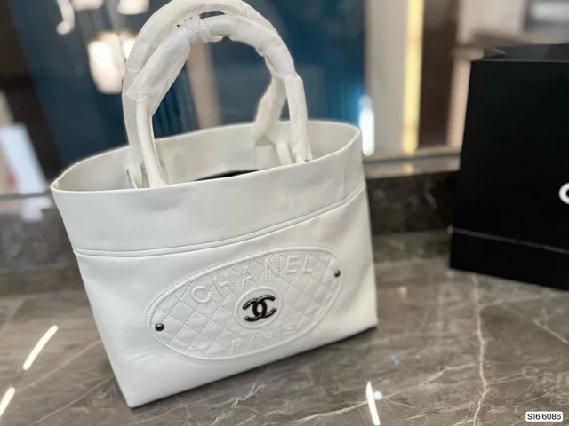 Chanel Shoulder Bags Chain-Strap Logo Print Tote Bag product detail image 9