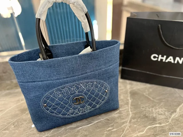 Chanel Shoulder Bags Chain-Strap Logo Print Tote Bag product detail image 12