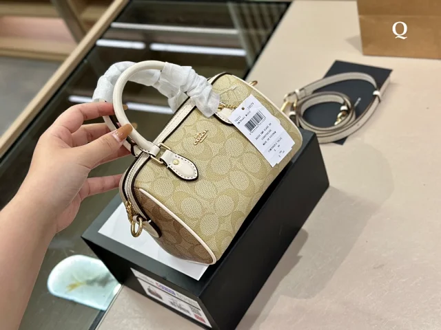 Coach Shoulder Bags Signature canvas flap bag product detail image 7