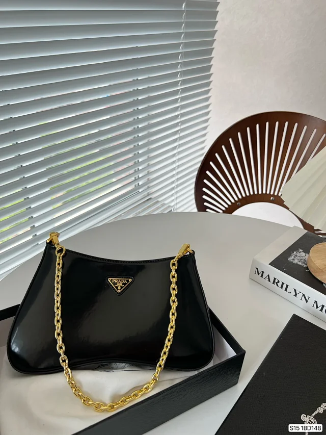 Prada Handbags Crinkled leather tote bag product detail image 9