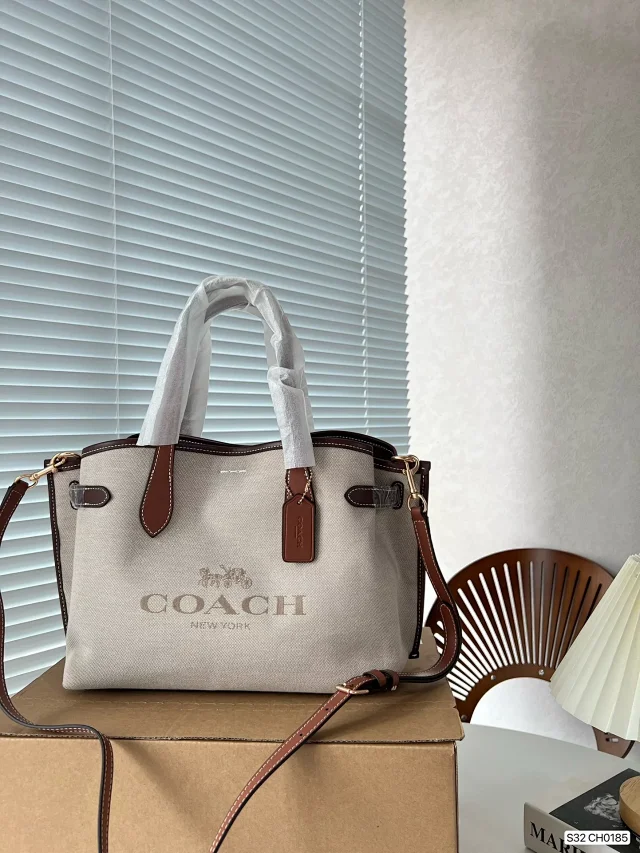 Coach Shoulder Bags Signature canvas flap bag product detail image 10