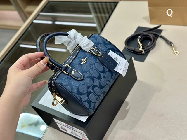 Coach Shoulder Bags Signature canvas flap bag product detail image 8