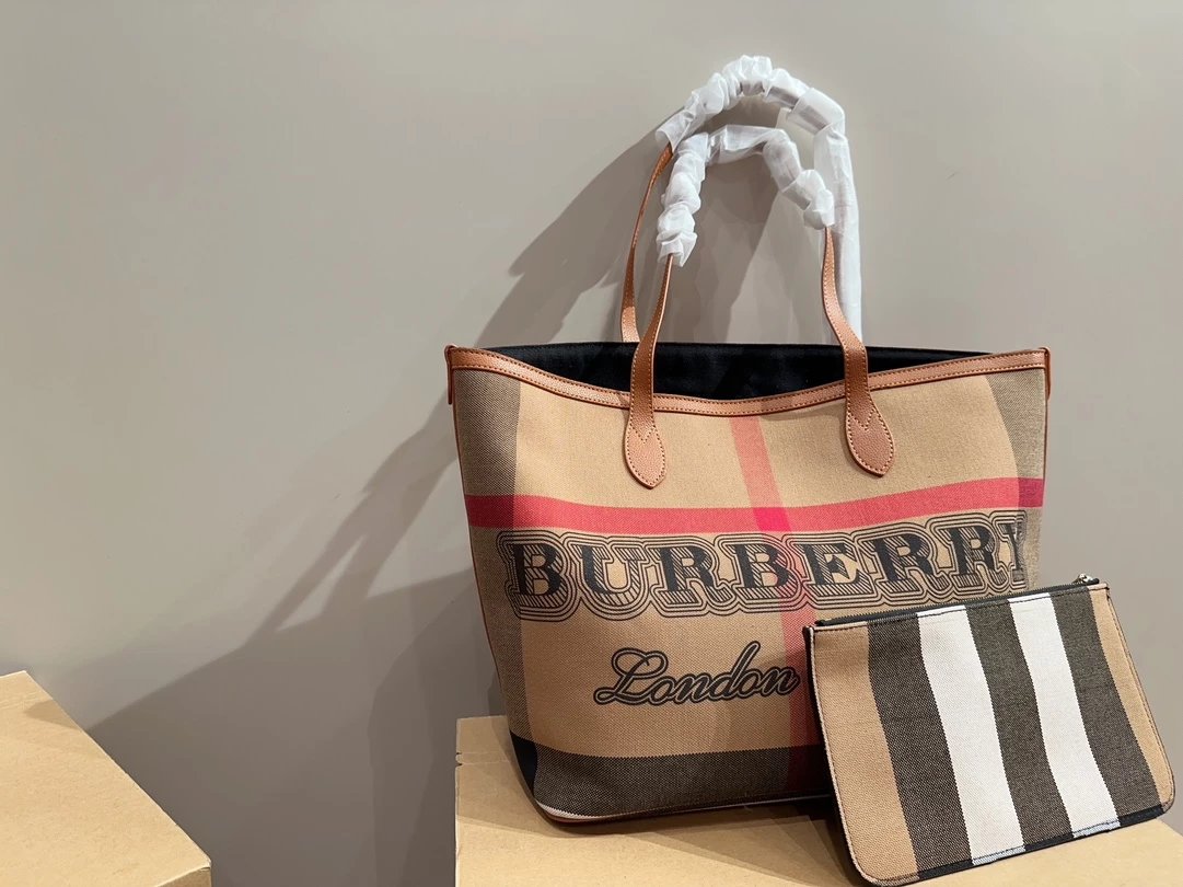 Burberry Reversible Tote Bag Black / Check Tote Bag - 6
