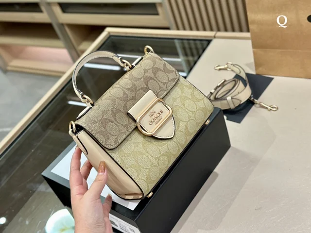 Coach Shoulder Bags Signature canvas flap bag product detail image 4