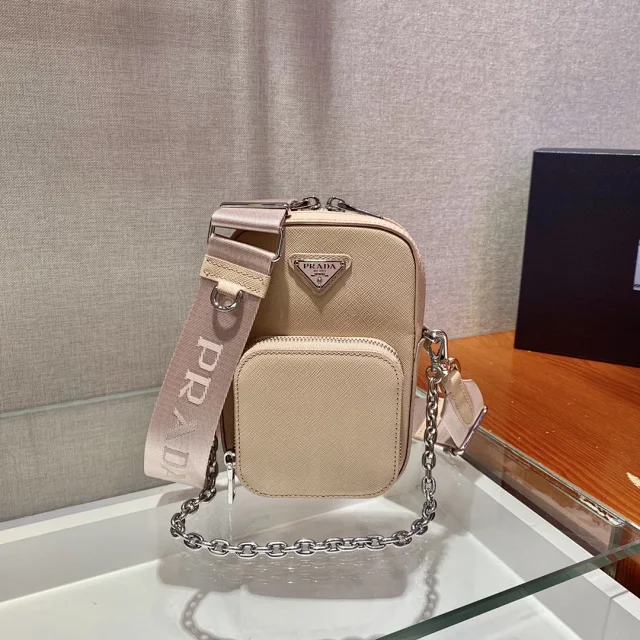 Prada Crossbody Bags Logo Plaque Bag product detail image 3