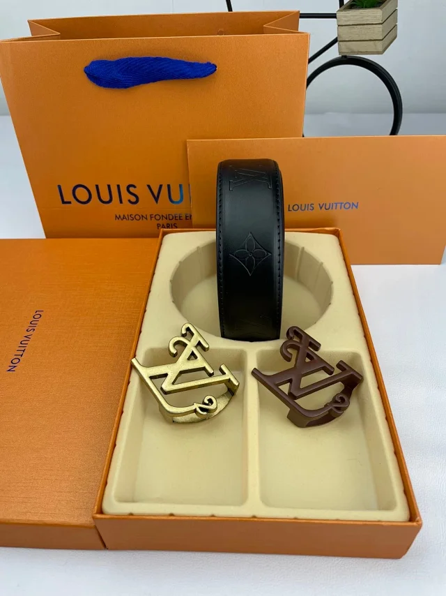 Louis Vuitton Belts Interchangeable LV Buckle Belt with Embossed Monogram Strap product detail image 4