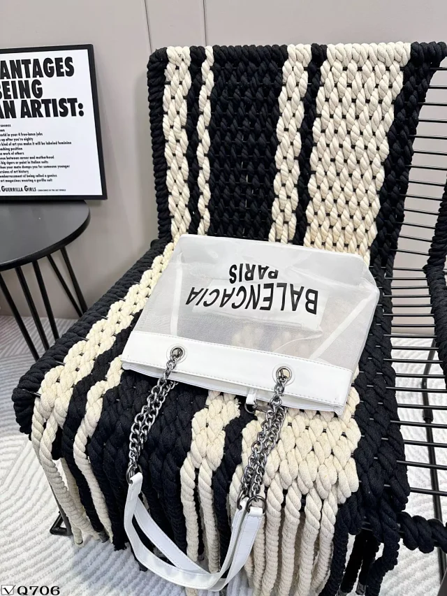 Balenciaga Shoulder Bags Logo-Print Chain-Strap Bag product detail image 4