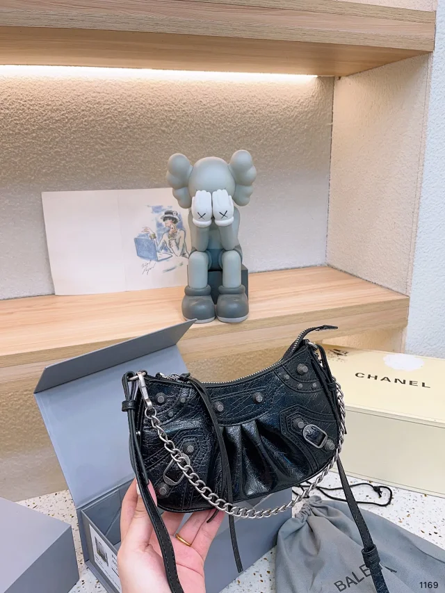 Balenciaga Shoulder Bags Le Cagole studded chain bag product detail image 3