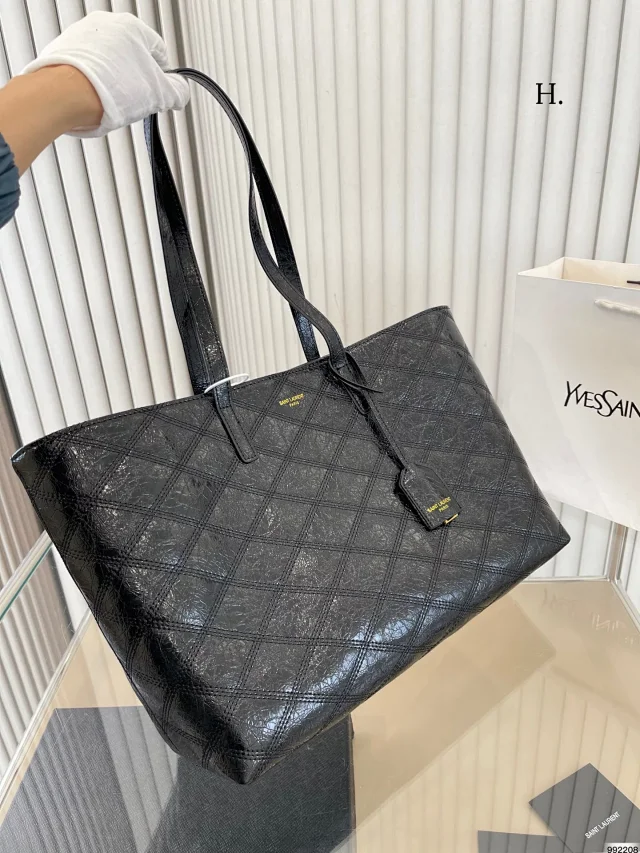 Saint Laurent Shoulder Bags Quilted Tote Bag product detail image 3
