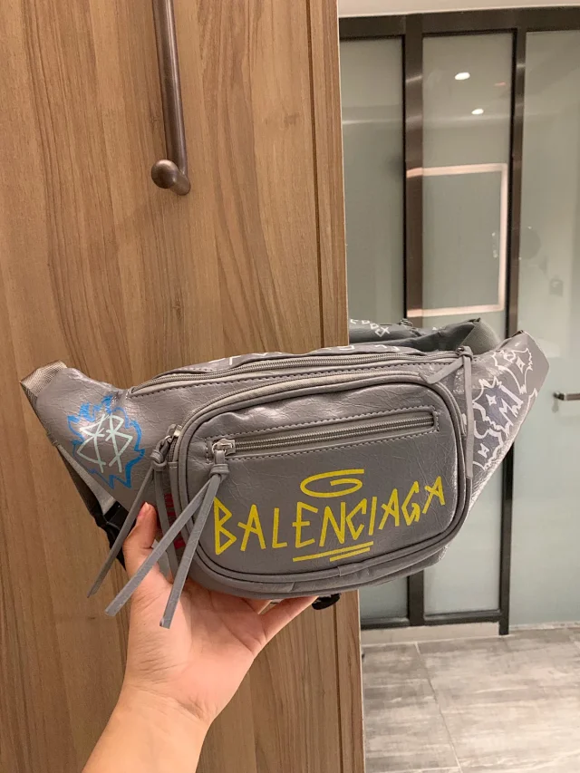 Balenciaga Crossbody Bags Graffiti Logo Belt Bag product detail image 3