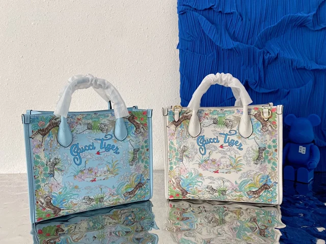 Gucci Handbags Logo Print Tote Bag product detail image 1
