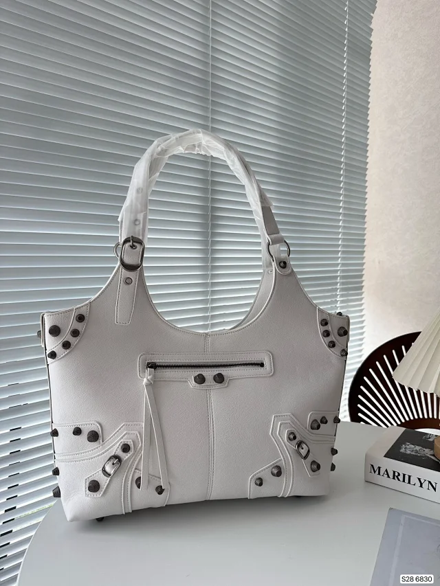 Balenciaga Shoulder Bags Logo-Print Chain-Strap Bag product detail image 15