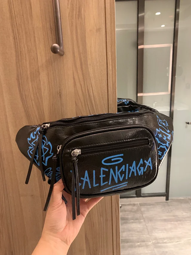 Balenciaga Crossbody Bags Graffiti Logo Belt Bag product detail image 2