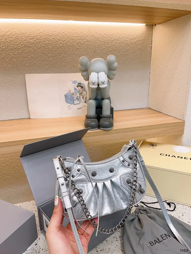 Balenciaga Shoulder Bags Le Cagole studded chain bag product detail image 2