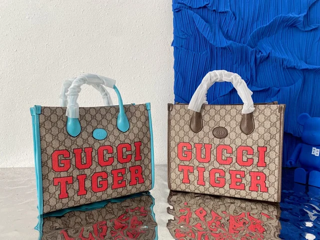 Gucci Handbags Logo Print Tote Bag product detail image 2
