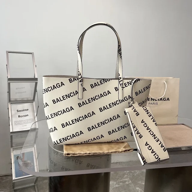 Balenciaga Shoulder Bags Logo-Print Chain-Strap Bag product detail image 9
