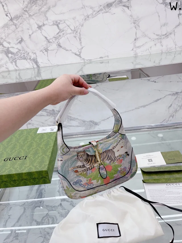 Balenciaga Shoulder Bags Le Cagole studded chain bag product detail image 1