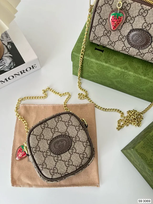 Gucci Crossbody Bags Monogram Zip-Top Bag product detail image 3