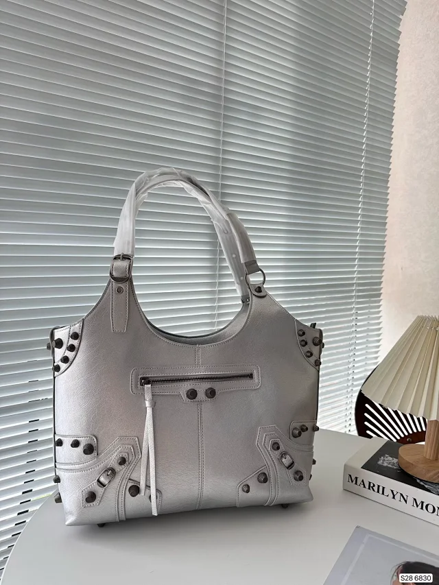 Balenciaga Shoulder Bags Logo-Print Chain-Strap Bag product detail image 13