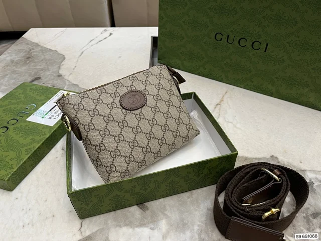 Gucci Crossbody Bags Monogram Zip-Top Bag product detail image 12