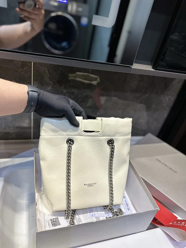 Balenciaga Crossbody Bags product detail image 8
