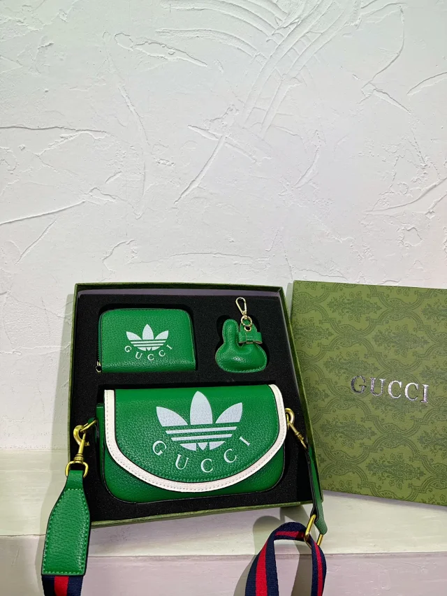 Gucci Crossbody Bags Monogram Zip-Top Bag product detail image 2
