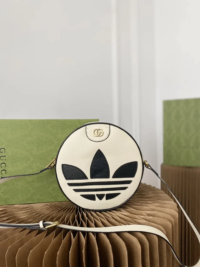 Gucci Crossbody Bags Round Trefoil-Appliqué Bag product detail image 4