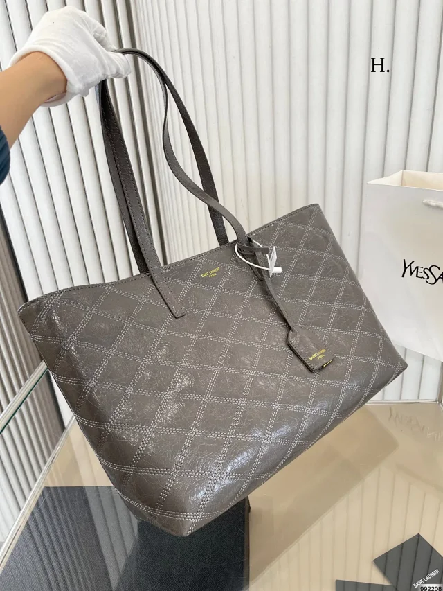 Saint Laurent Shoulder Bags Quilted Tote Bag product detail image 1