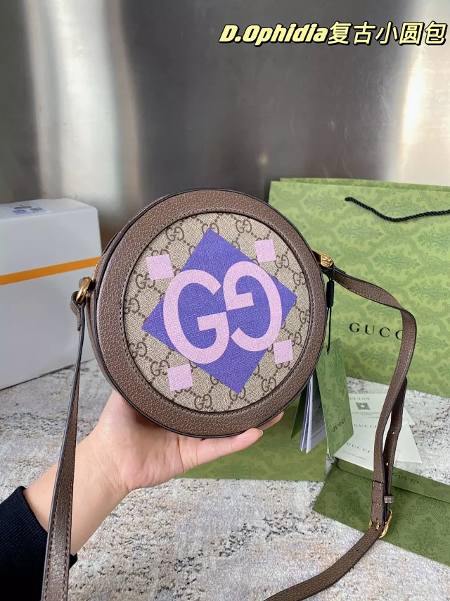 Gucci Crossbody Bags Round quilted chain-strap bag product detail image 13
