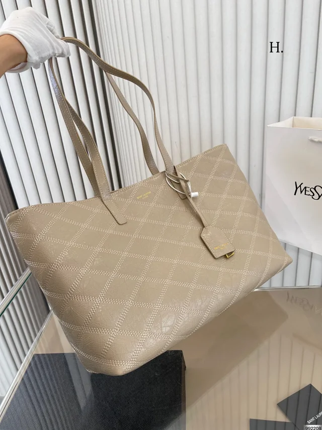 Saint Laurent Shoulder Bags Quilted Tote Bag product detail image 2