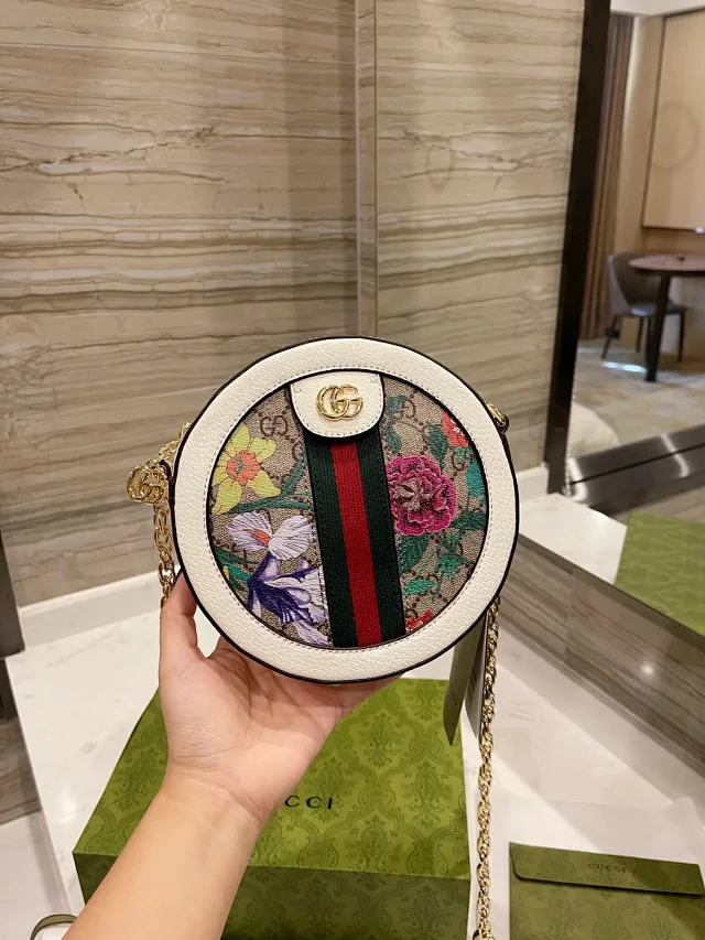 Gucci Crossbody Bags Round quilted chain-strap bag product detail image 12