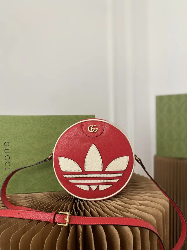 Gucci Crossbody Bags Round Trefoil-Appliqué Bag product detail image 3