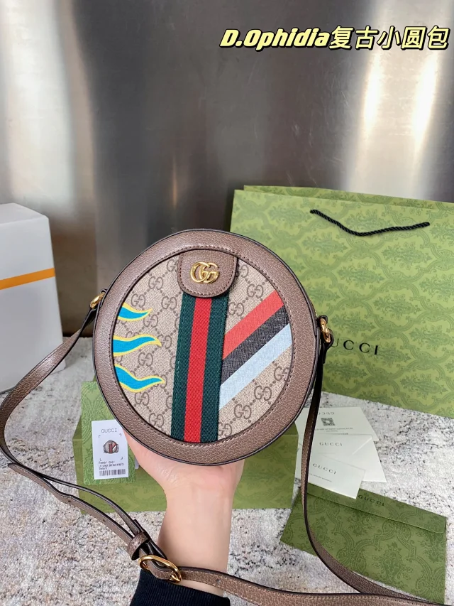 Gucci Crossbody Bags Round quilted chain-strap bag product detail image 14