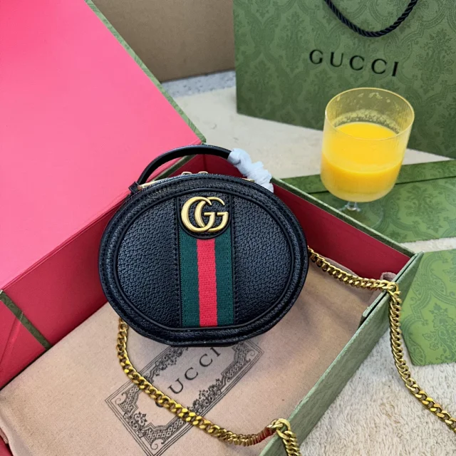 Gucci Crossbody Bags Round quilted chain-strap bag product detail image 9