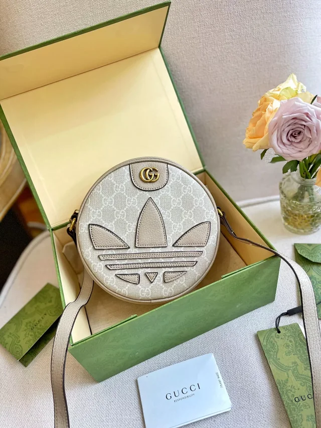 Gucci Crossbody Bags Round Trefoil-Appliqué Bag product detail image 1