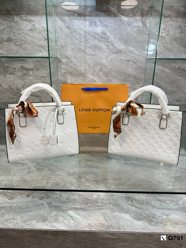 Gucci Handbags Logo Print Tote Bag product detail image 12