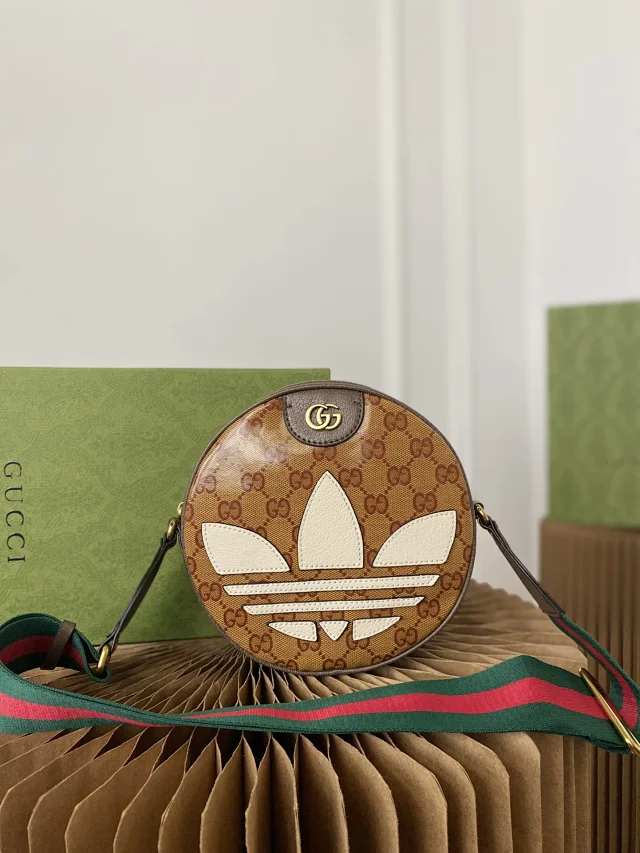 Gucci Crossbody Bags Round Trefoil-Appliqué Bag product detail image 2