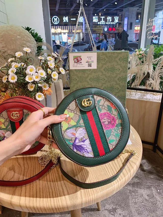 Gucci Crossbody Bags Round quilted chain-strap bag product detail image 11