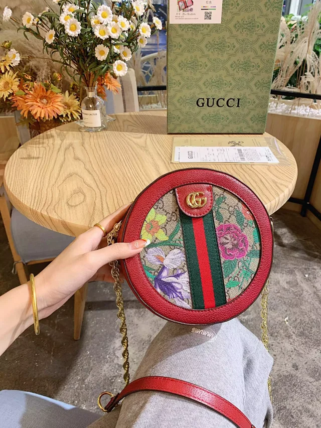 Gucci Crossbody Bags Round quilted chain-strap bag product detail image 10