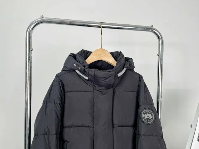 Canada Goose Down Jackets Hooded puffer product detail image 33
