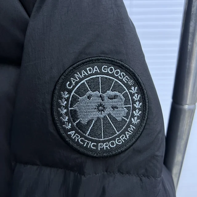 Canada Goose Down Jackets Hooded puffer product detail image 9
