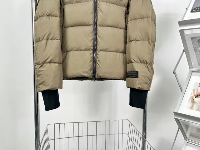 Canada Goose Down Jackets Hooded puffer product detail image 25