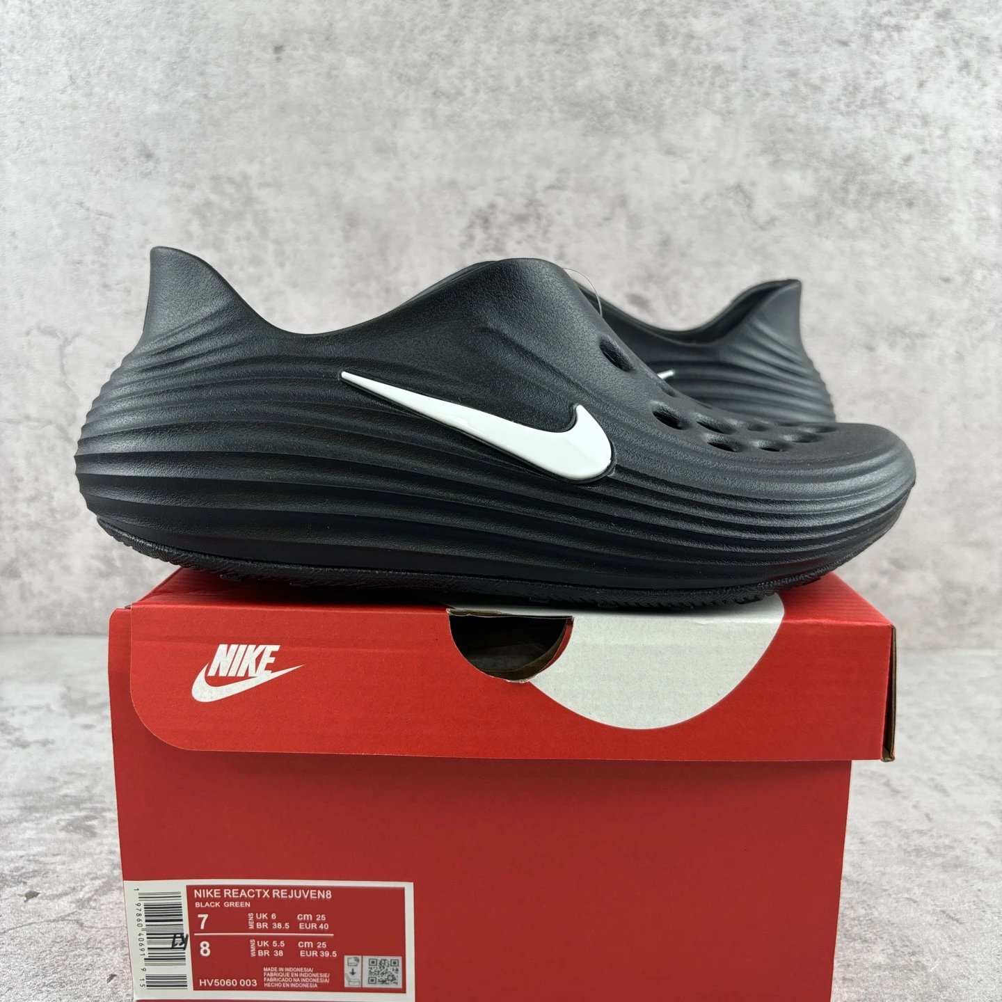 Black with White Hook HV5060-003