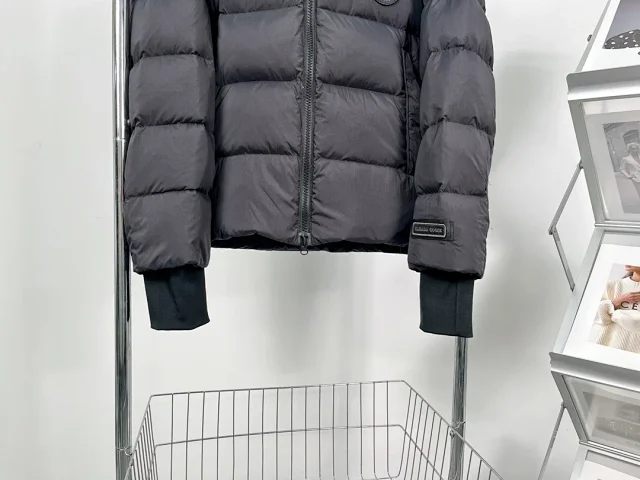 Canada Goose Down Jackets Hooded puffer product detail image 16