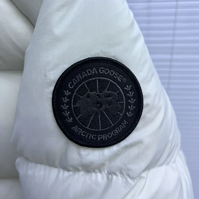 Canada Goose Down Jackets Hooded puffer product detail image 3