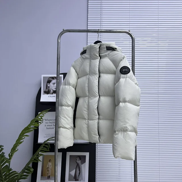 Canada Goose Down Jackets Hooded puffer product detail image 1