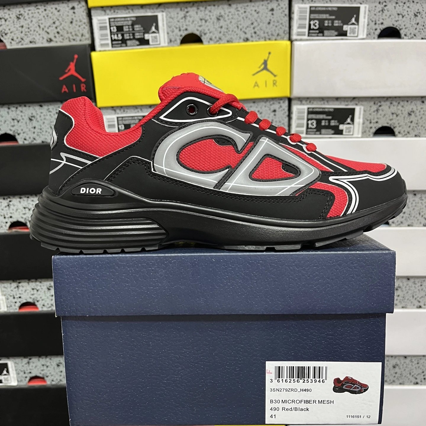 Black and Red H490